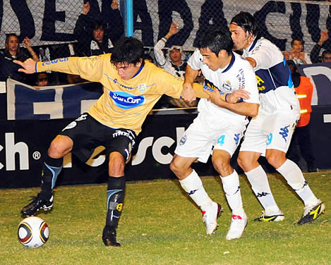 FOTO: Blanco aguanta la pelota ante la marca de Ormeño y Maldonado.
