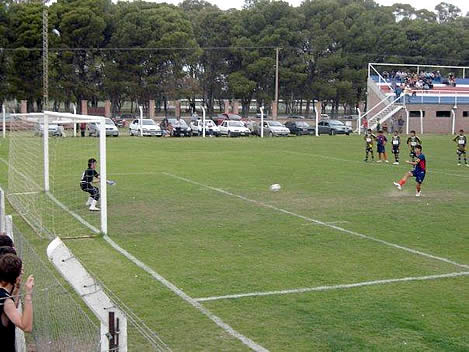 FOTO: Alexis Blanco convierte de penal ante All Boys en el triunfo de la cuarta división.