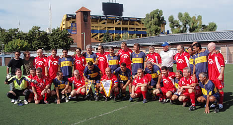 Los Boston Braves y Boca Juniors en Casa Amarilla posan antes de disputar en amistoso.