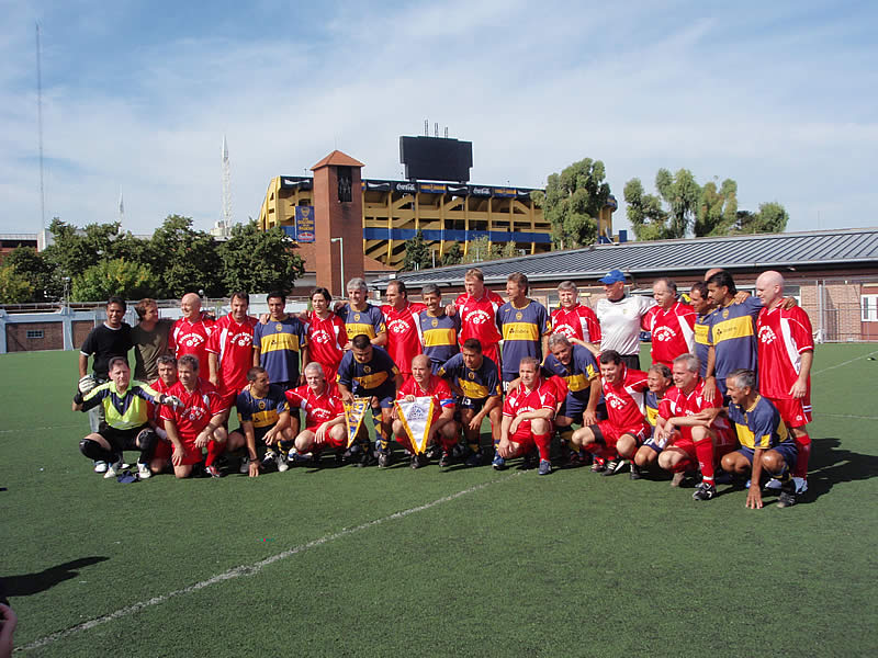 Los Boston Braves y Boca Juniors en Casa Amarilla posan antes de disputar en amistoso.