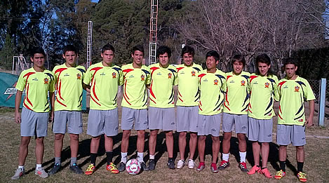 Alberto (Venezuela), Massimo (Venezuela), Hugo (Miami, EEUU), Juanca (Venezuela), Marco (Paraguay), Andrés (Colombia), Tatsuki (Japón), Juan Pablo (Colombia), Víctor (Colombia) y Juan (Miami, EEUU). Integrantes de los Entrenamientos Intensivos del Club Mac Allister que se realizan en Santa Rosa, La Pampa.