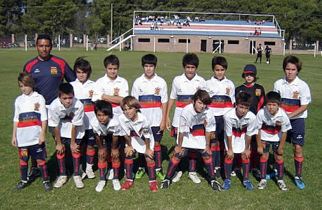 FOTO: La categoría 1999 posando antes de comenzar su partido.