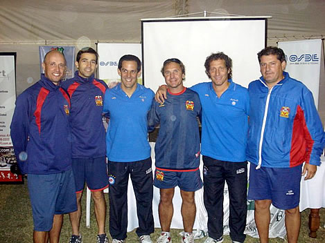 FOTO: Pedro Troglio y Víctor Bernayn posan junto a Patricio y profesores del Club Mac Allister