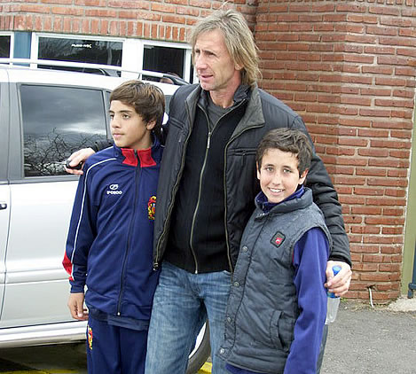 FOTO: Agustín y Yair, categoría 97 (dos Mac Allister) en Vélez con el DT Ricardo Gareca.