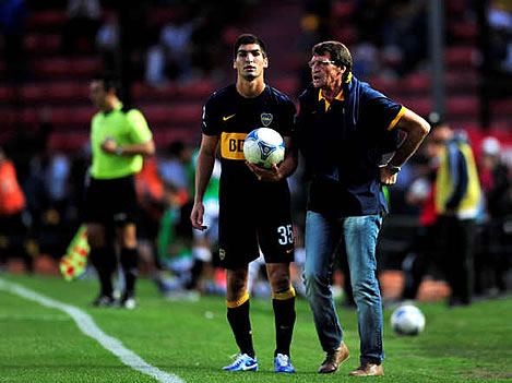 Evangelista por realizar un saque lateral cerca de Julio Falcioni.