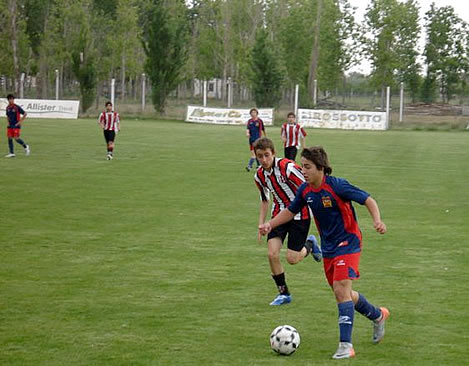 FOTO: Hualten Monahiser domina la pelota en el triunfo de la sexta ante Belgrano.