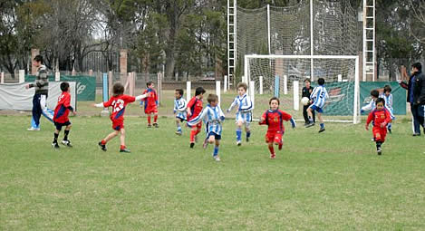 Los mas chiquitos en pleno partido