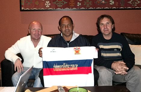 FOTO: Roberto Cabañas junto a Javier y Patricio Mac Allister, con la camiseta del Depo.