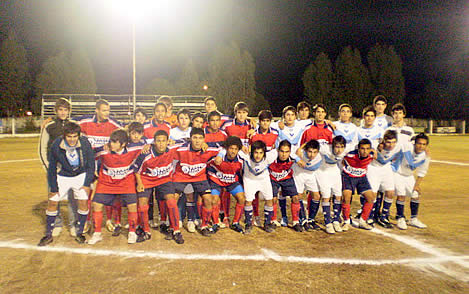 FOTO: Juveniles venezolanos posan con sus pares de Villa Huidobro.